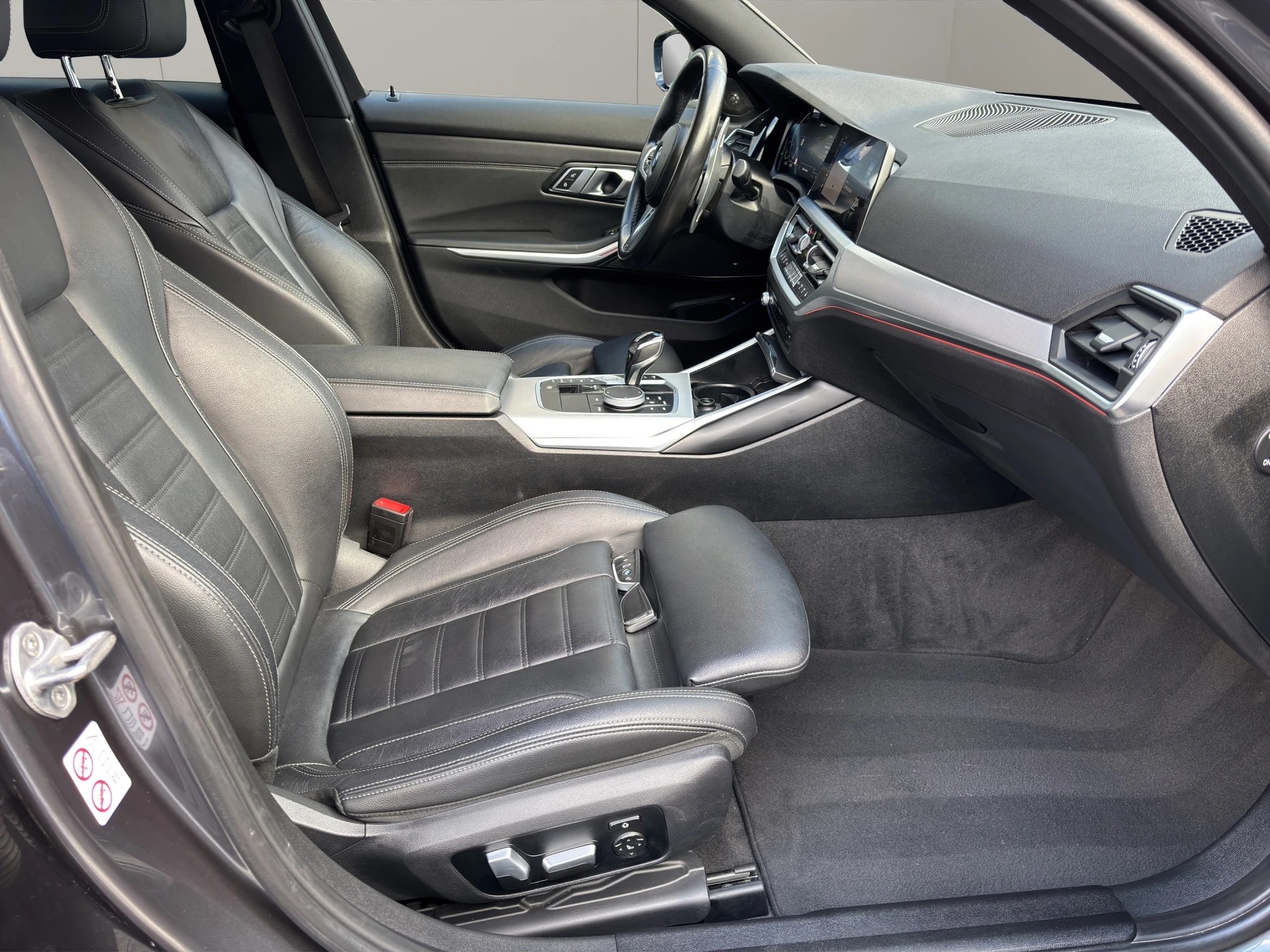 BMW 330e xDrive M Sport Steptronic-image-20