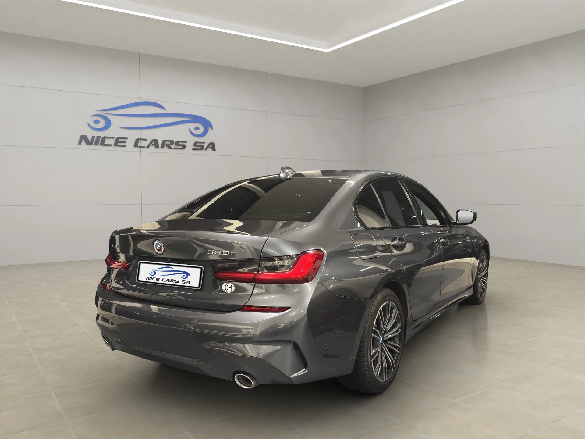 BMW 330e xDrive M Sport Steptronic-image-4