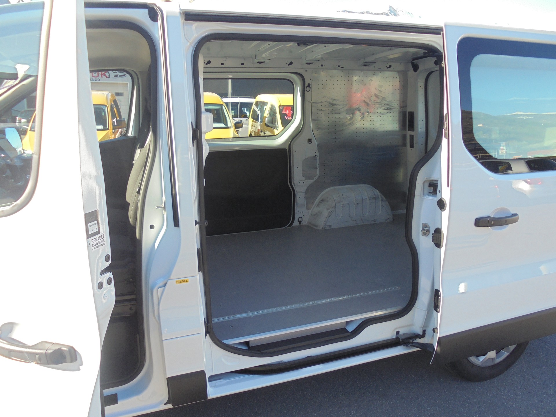 RENAULT Trafic 2.0 Blue dCi 130 Business L1H1 EN-image-12