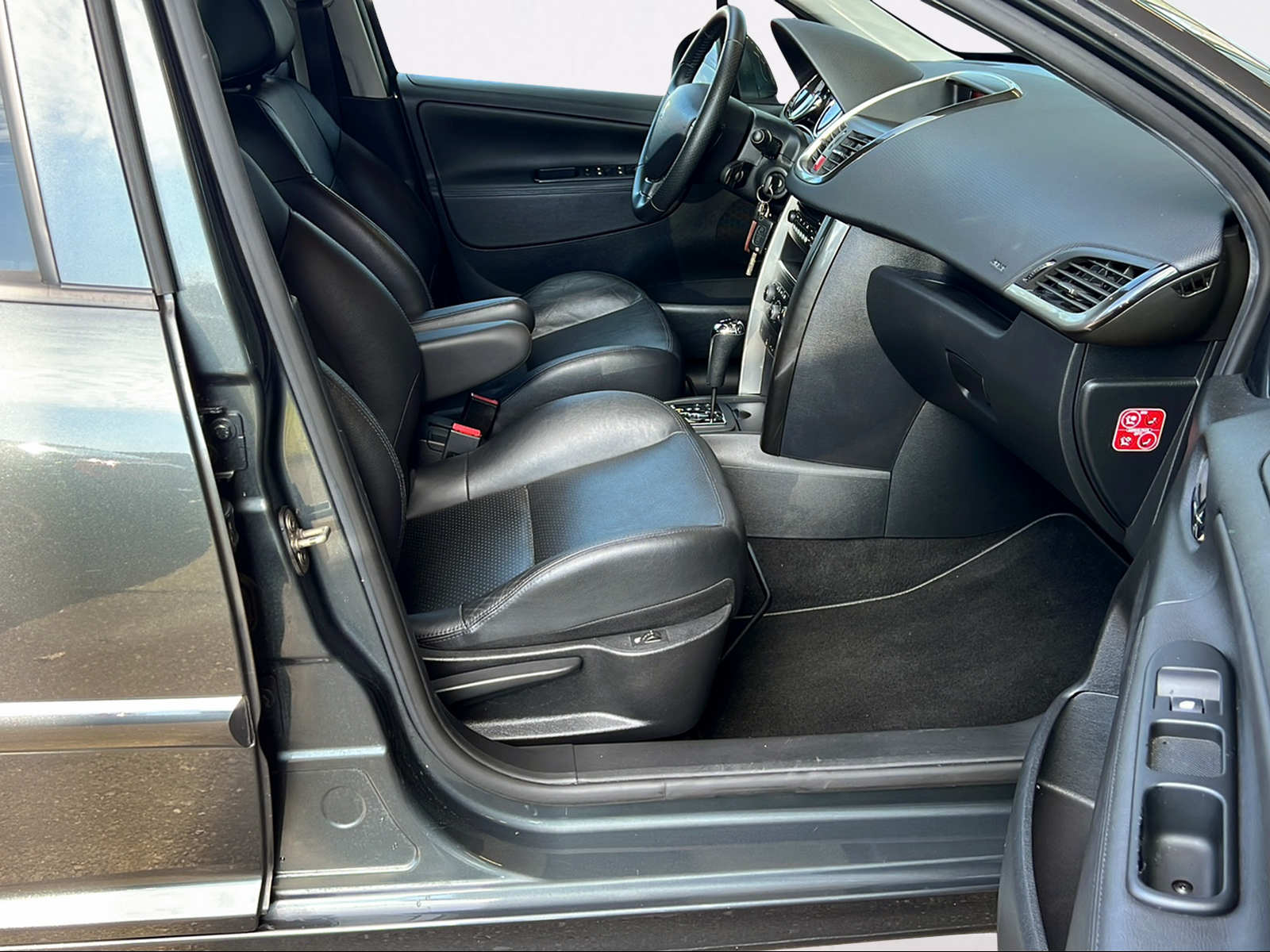 PEUGEOT 207 1.6 16V Allure Automatic-image-3