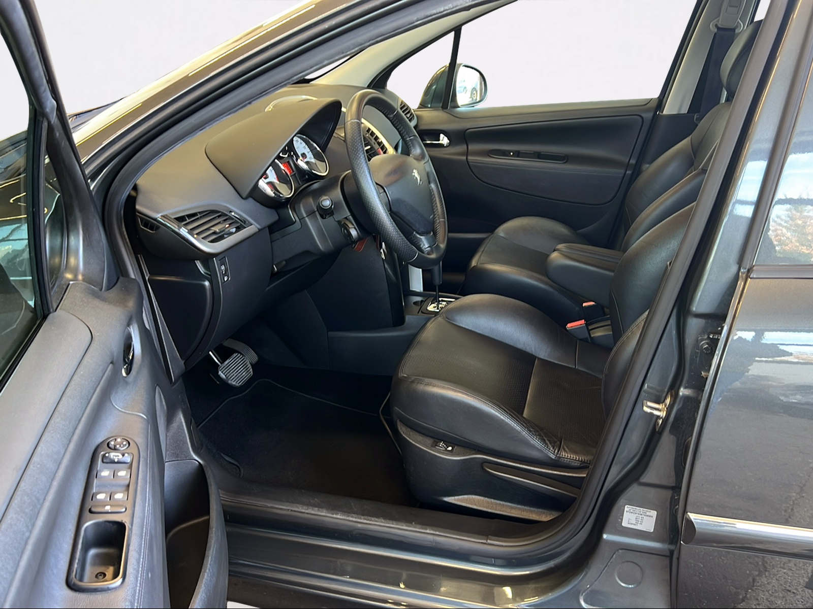 PEUGEOT 207 1.6 16V Allure Automatic-image-13