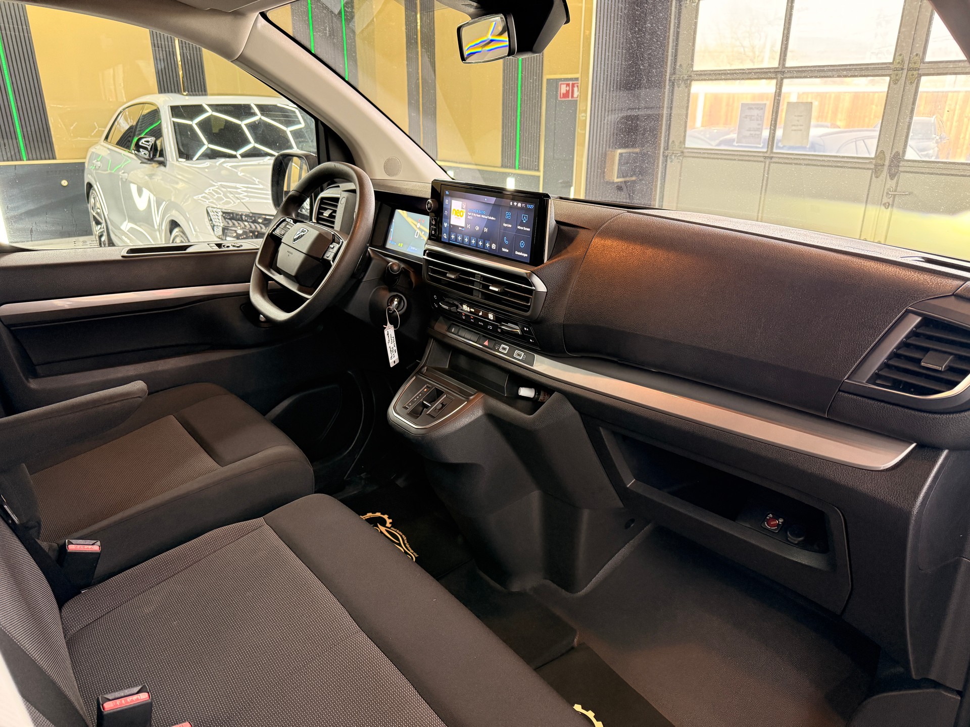 PEUGEOT Traveller 2.0 BlueHDi Business Long EAT8-image-10