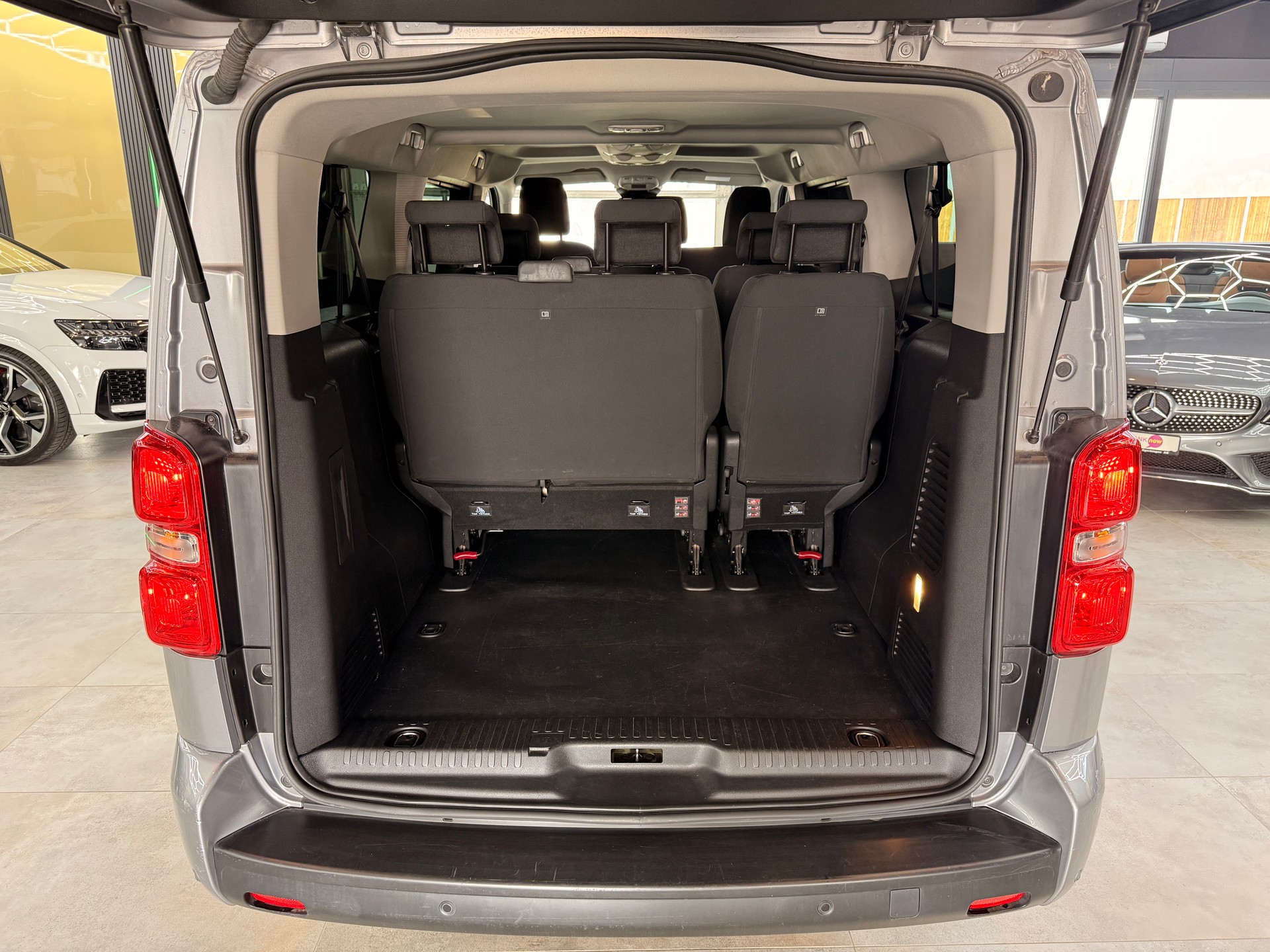 PEUGEOT Traveller 2.0 BlueHDi Business Long EAT8-image-16