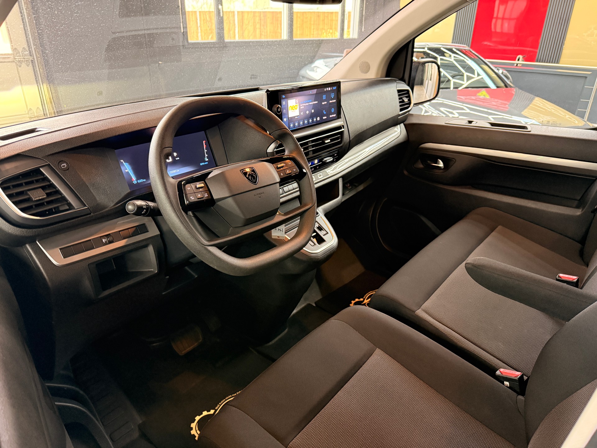 PEUGEOT Traveller 2.0 BlueHDi Business Long EAT8-image-8