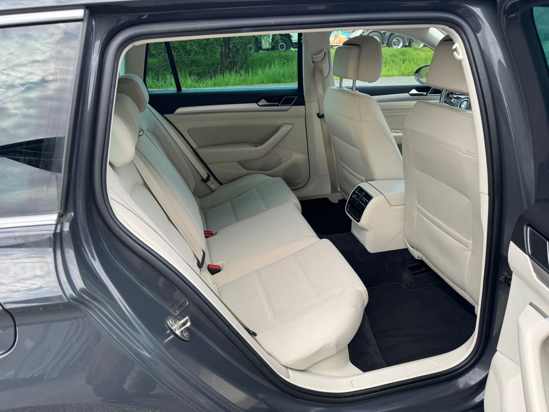 VW Passat Variant 2.0 TDI BMT Highline DSG-image-11