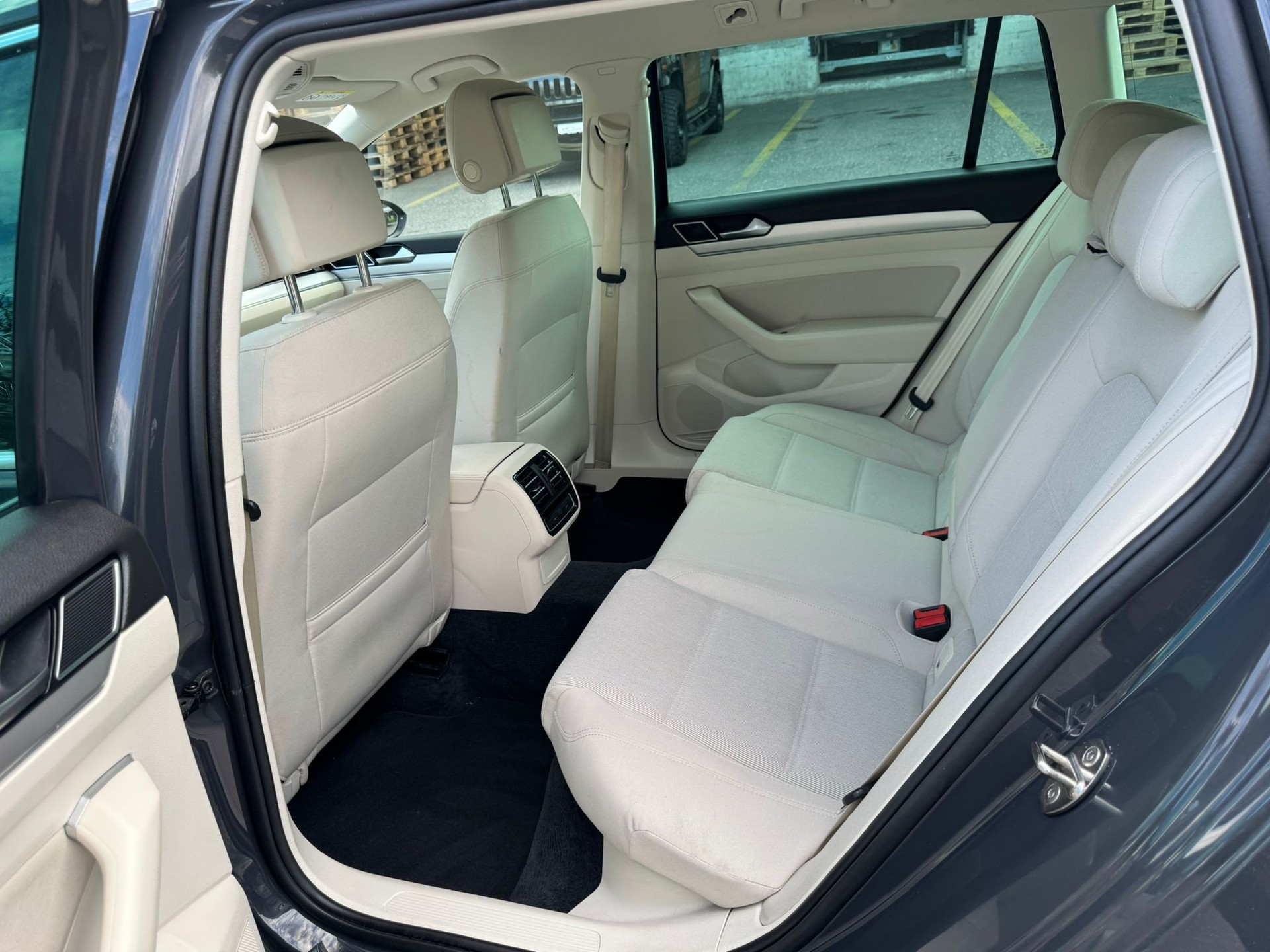 VW Passat Variant 2.0 TDI BMT Highline DSG-image-14