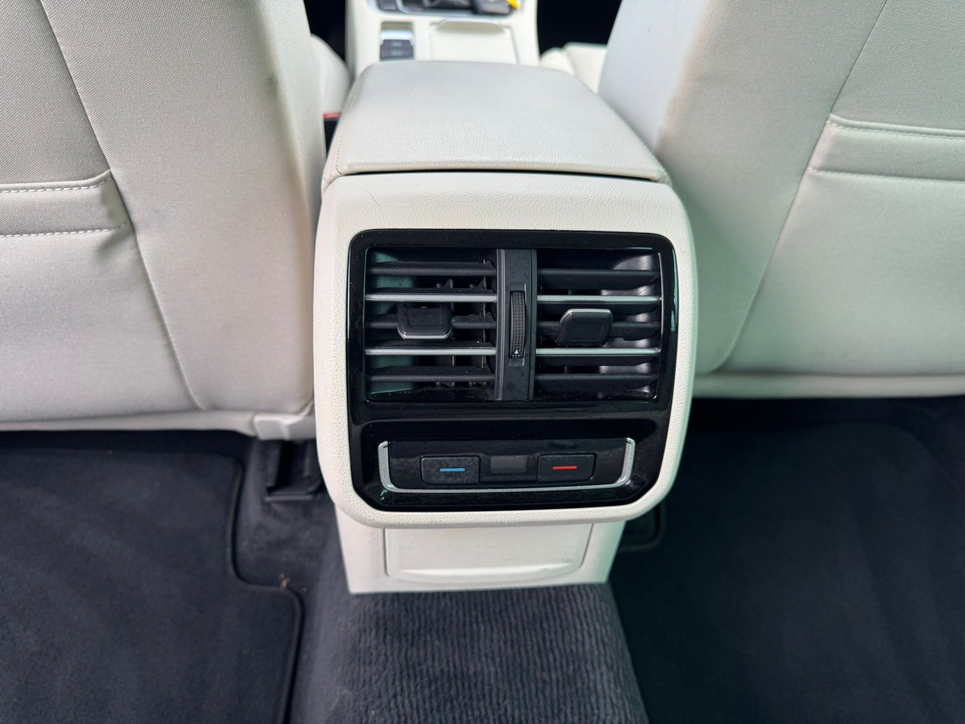 VW Passat Variant 2.0 TDI BMT Highline DSG-image-15