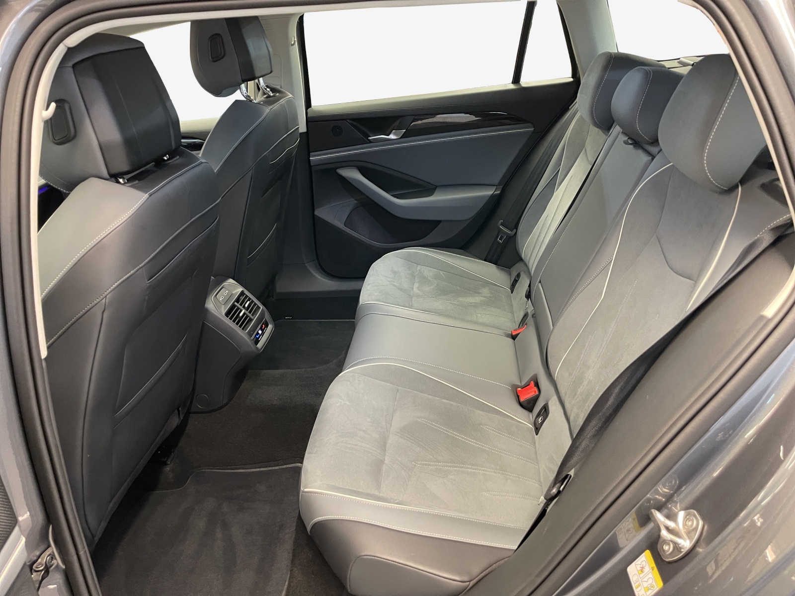 VW Passat Variant 2.0 TDI evo Business DSG-image-11