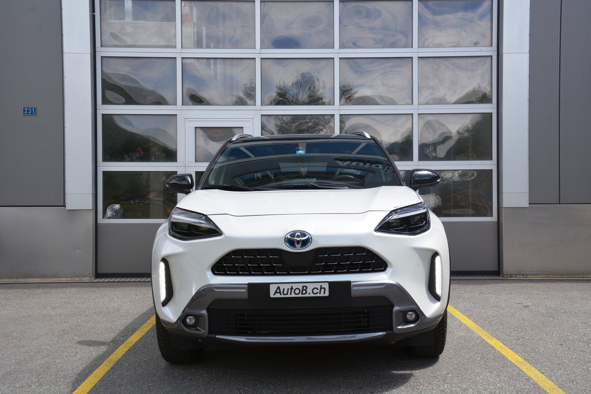 TOYOTA Yaris Cross 1.5 Adventure e-CVT AWDi-image-2
