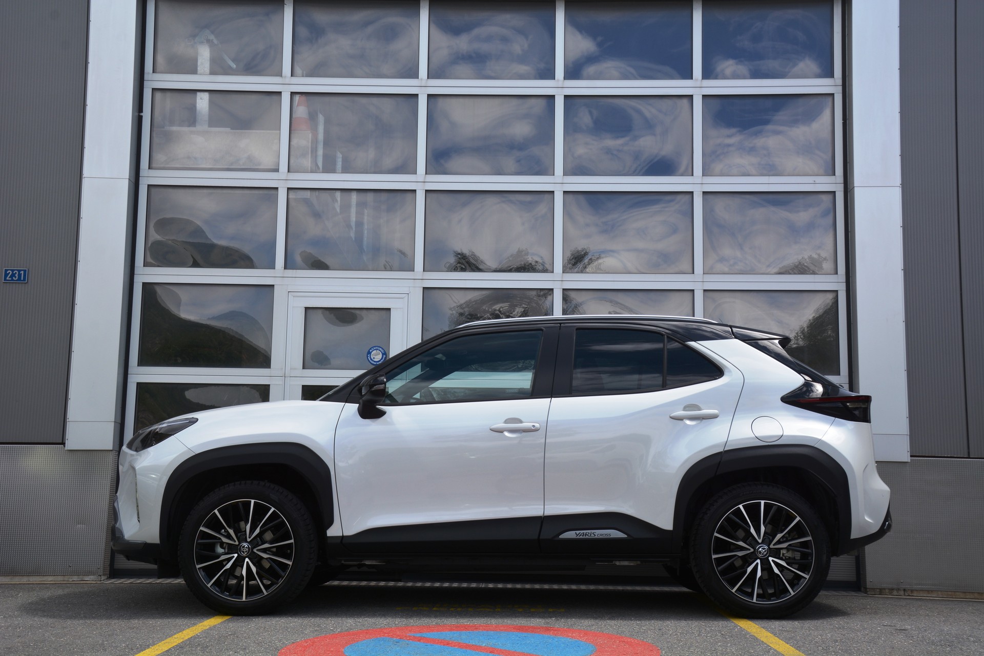 TOYOTA Yaris Cross 1.5 Adventure e-CVT AWDi-image-3
