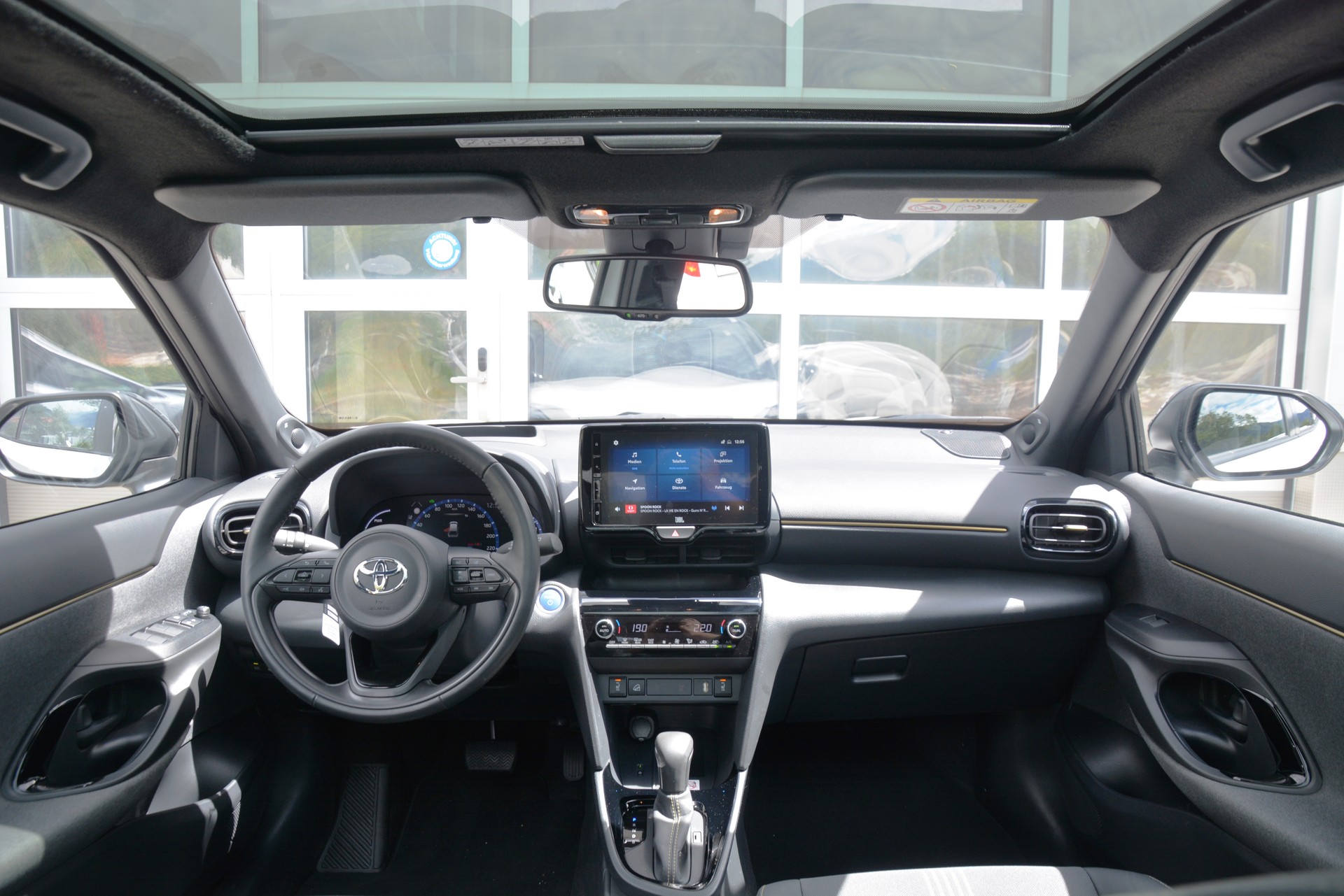 TOYOTA Yaris Cross 1.5 Adventure e-CVT AWDi-image-4