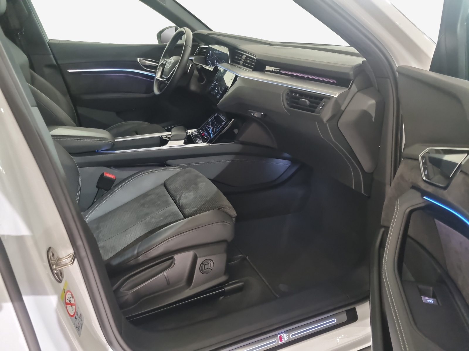 AUDI e-tron 55 S Line quattro-image-16