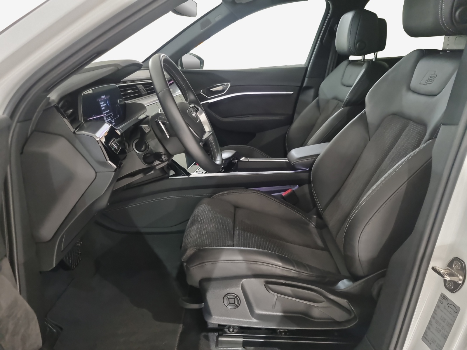 AUDI e-tron 55 S Line quattro-image-8