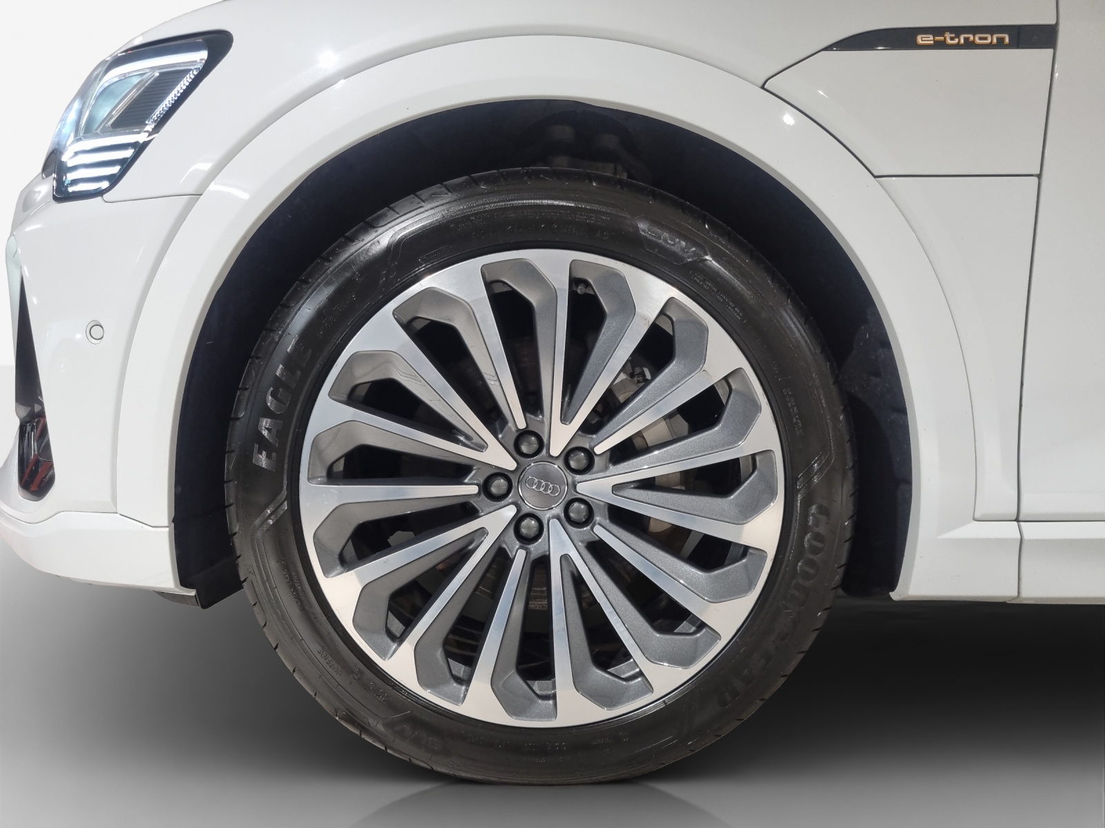 AUDI e-tron 55 S Line quattro-image-14
