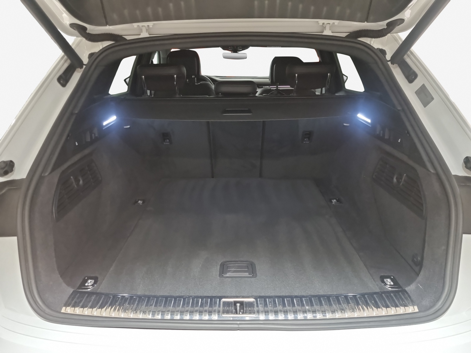 AUDI e-tron 55 S Line quattro-image-13