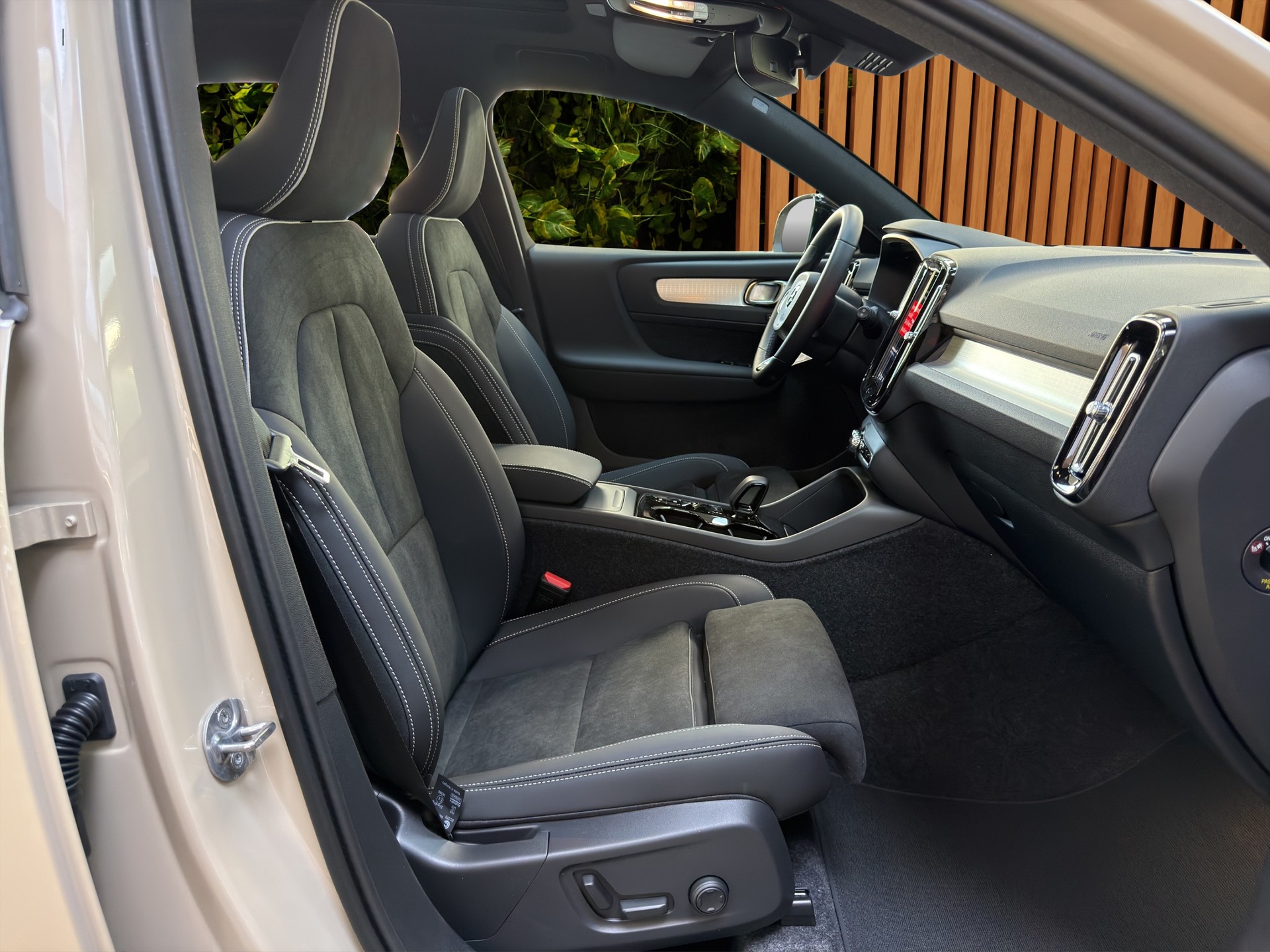 VOLVO XC40 2.0 B3 MH Plus Dark-image-15