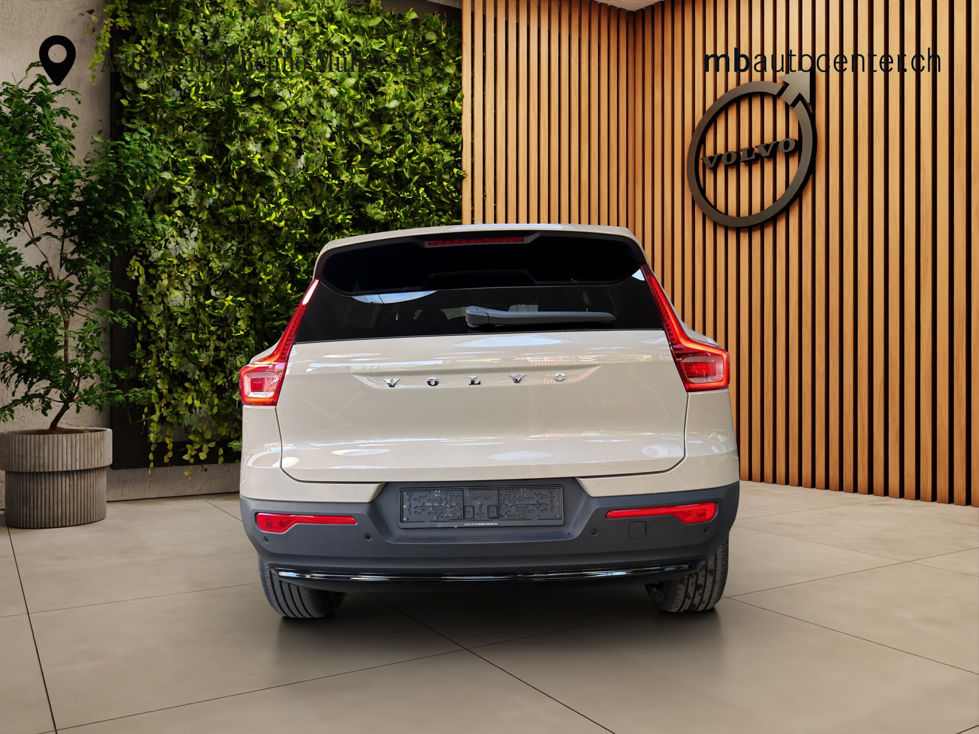 VOLVO XC40 2.0 B3 MH Plus Dark-image-3