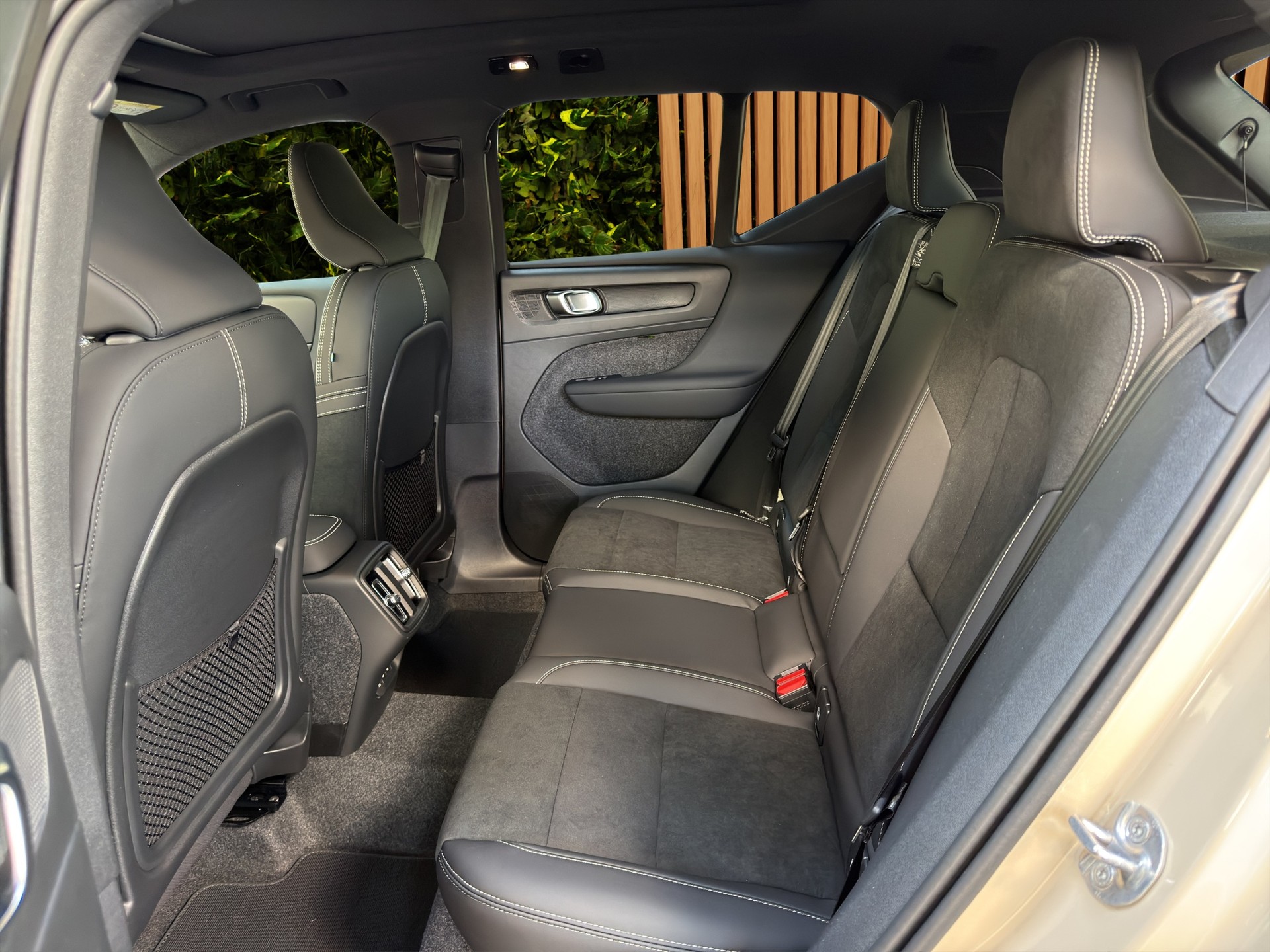 VOLVO XC40 2.0 B3 MH Plus Dark-image-9