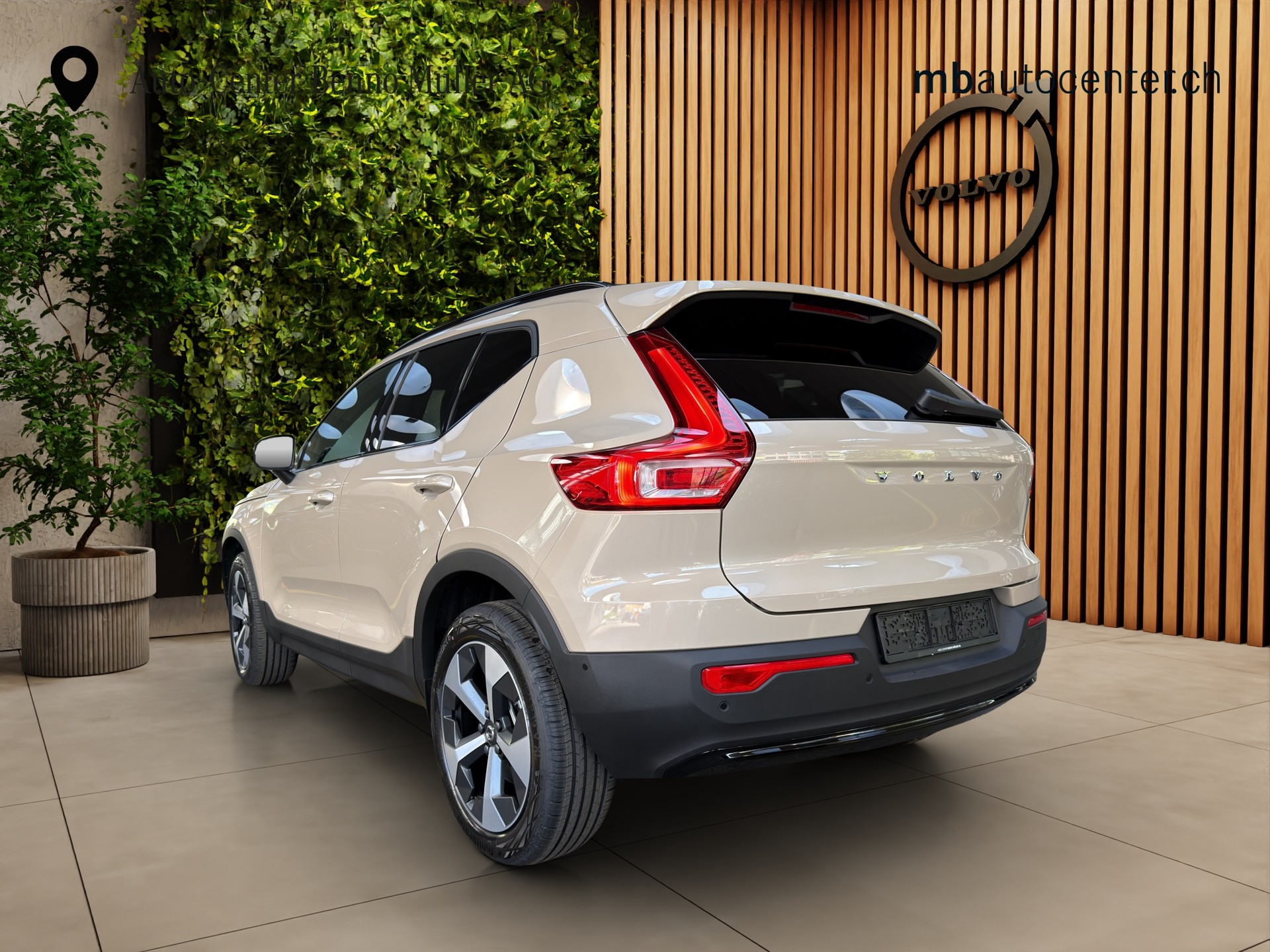 VOLVO XC40 2.0 B3 MH Plus Dark-image-2