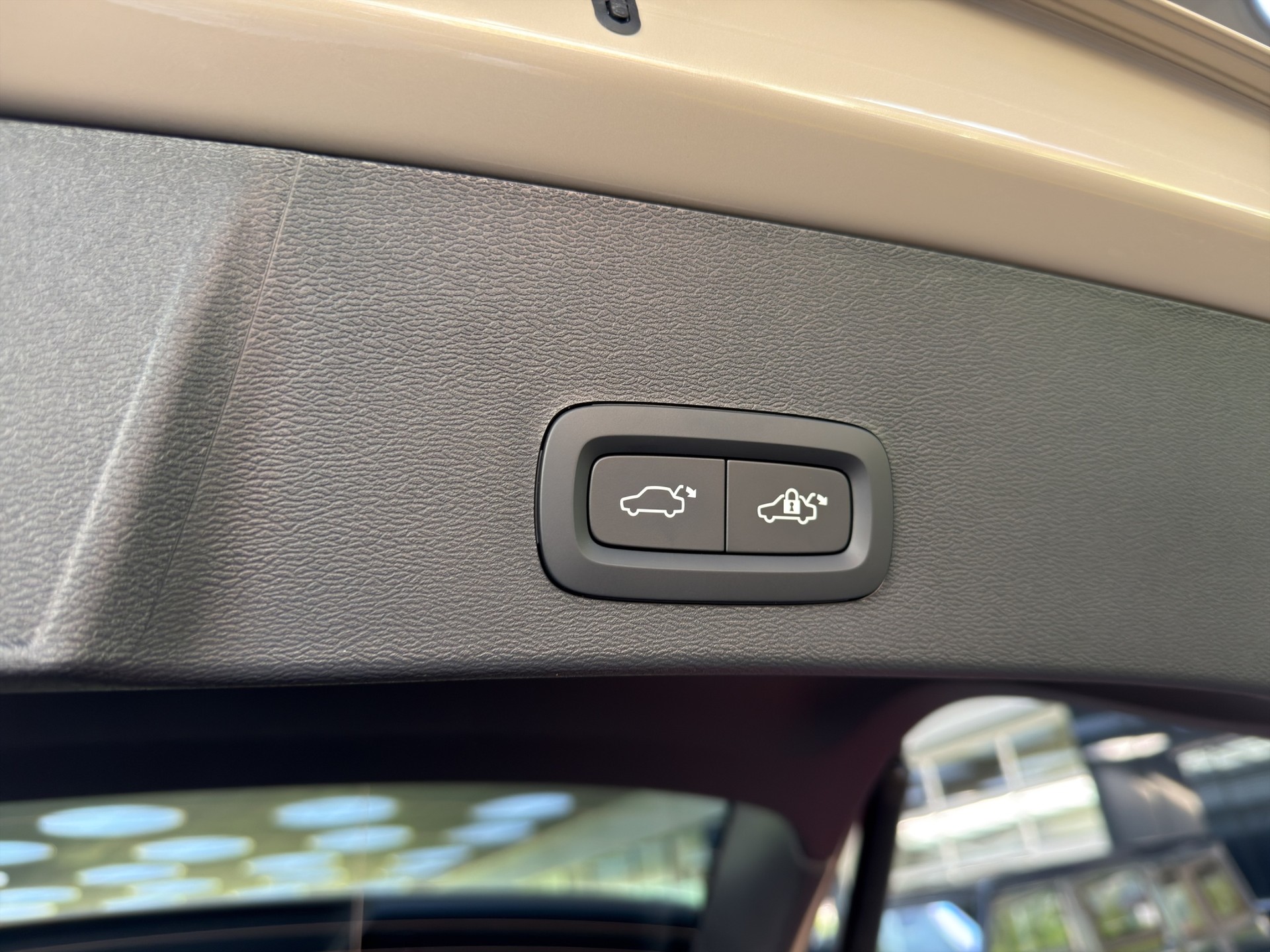 VOLVO XC40 2.0 B3 MH Plus Dark-image-19