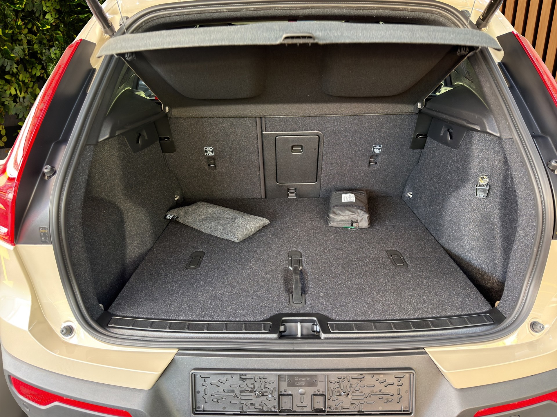 VOLVO XC40 2.0 B3 MH Plus Dark-image-17
