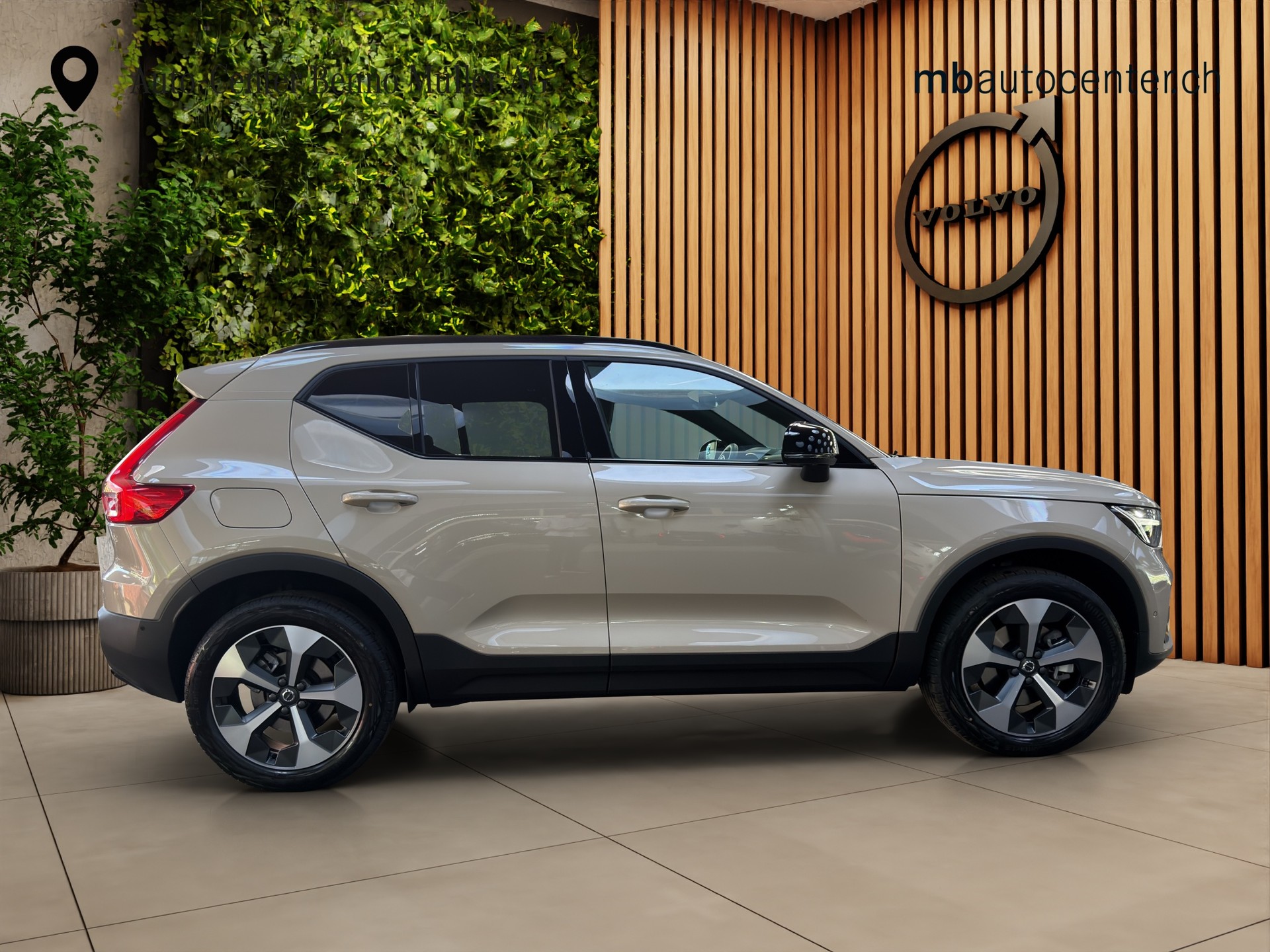 VOLVO XC40 2.0 B3 MH Plus Dark-image-5