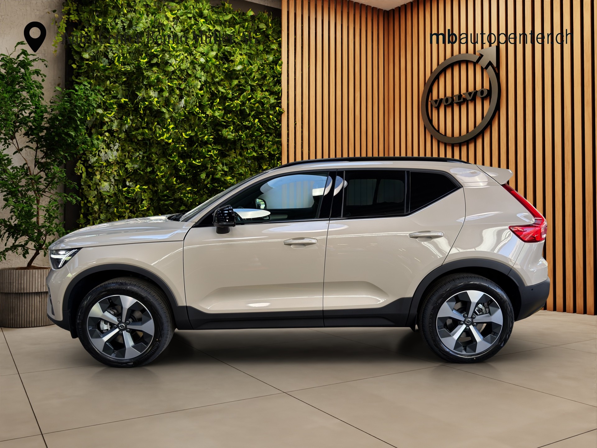 VOLVO XC40 2.0 B3 MH Plus Dark-image-1