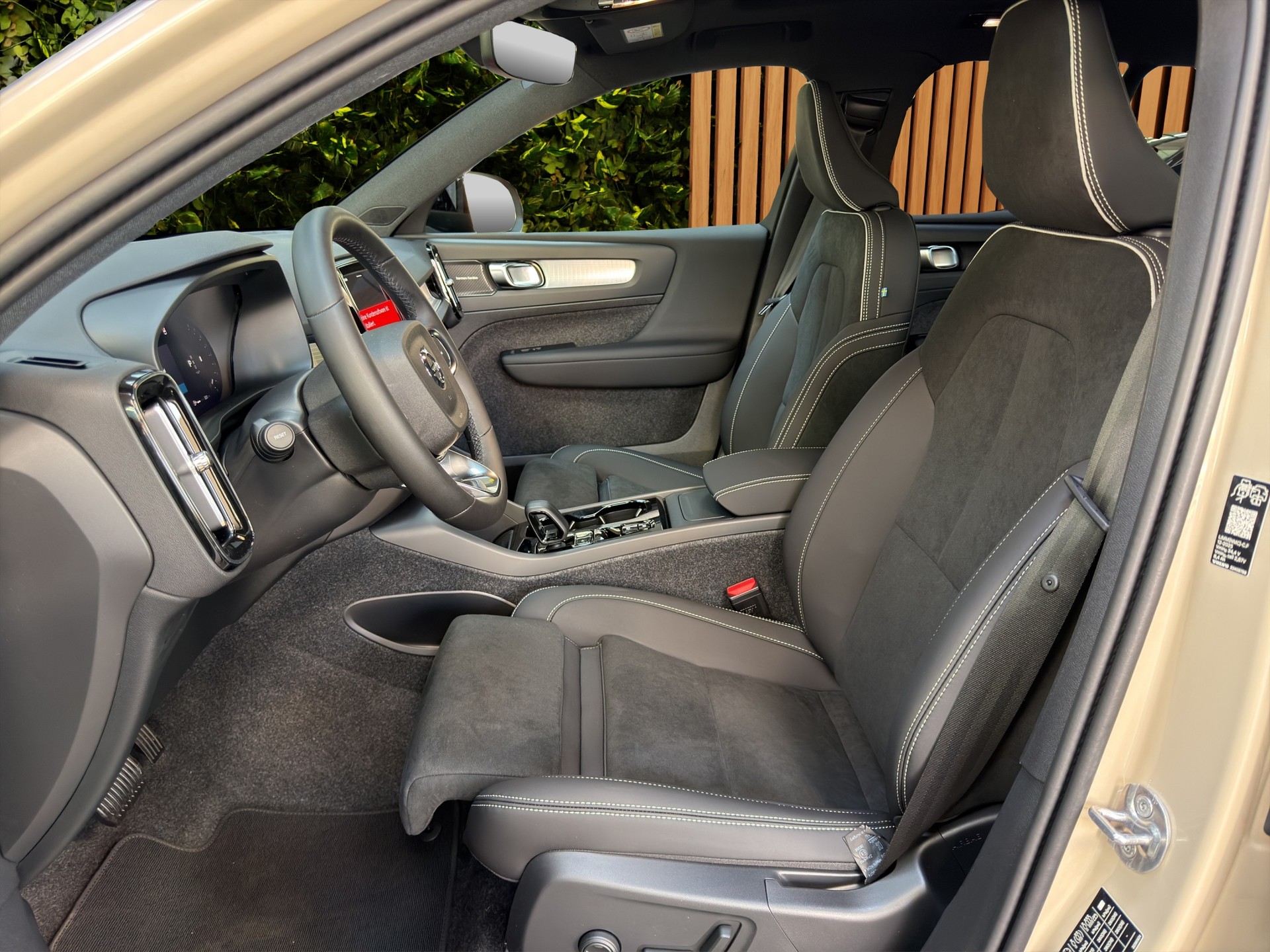 VOLVO XC40 2.0 B3 MH Plus Dark-image-8