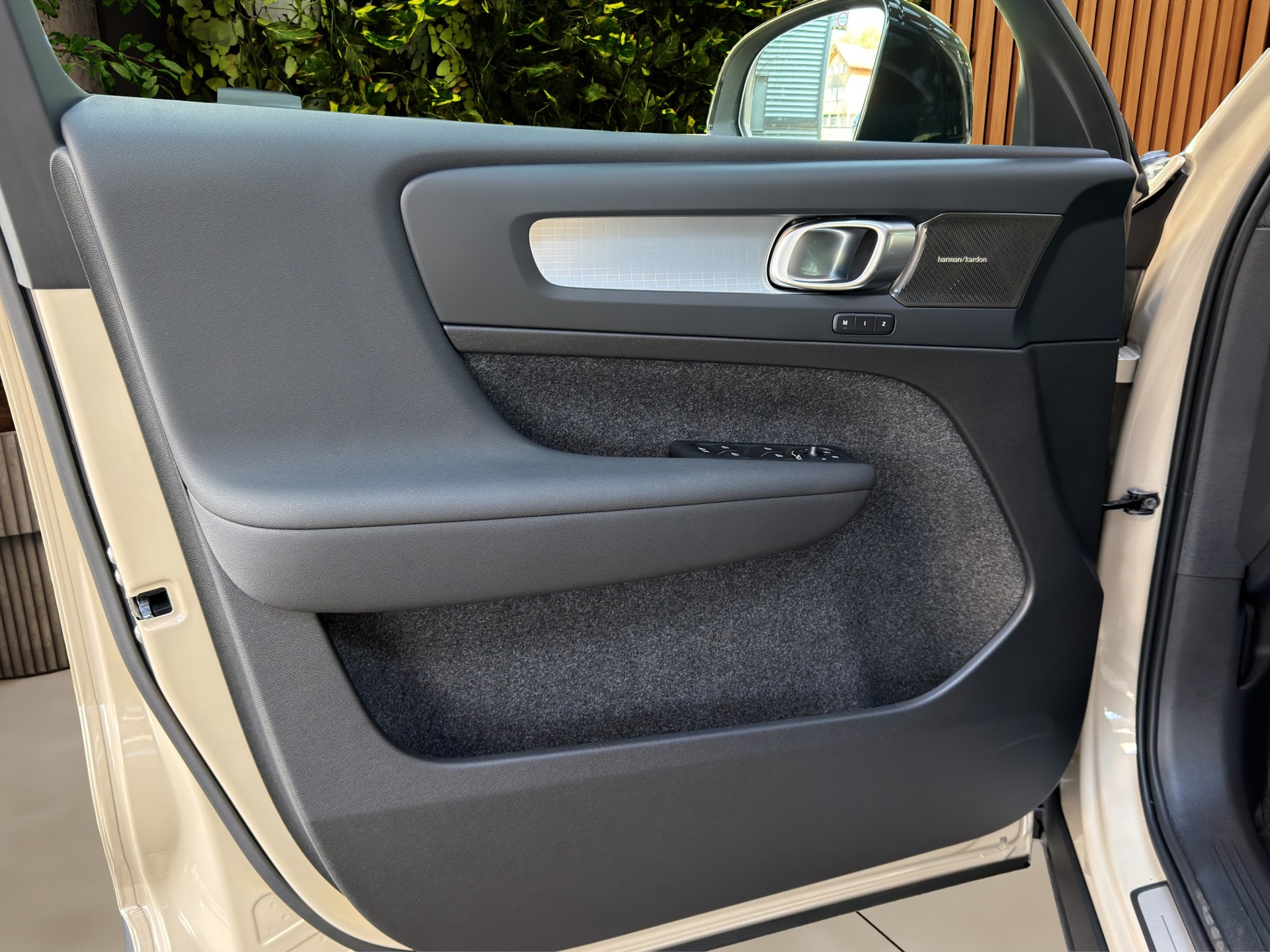 VOLVO XC40 2.0 B3 MH Plus Dark-image-10