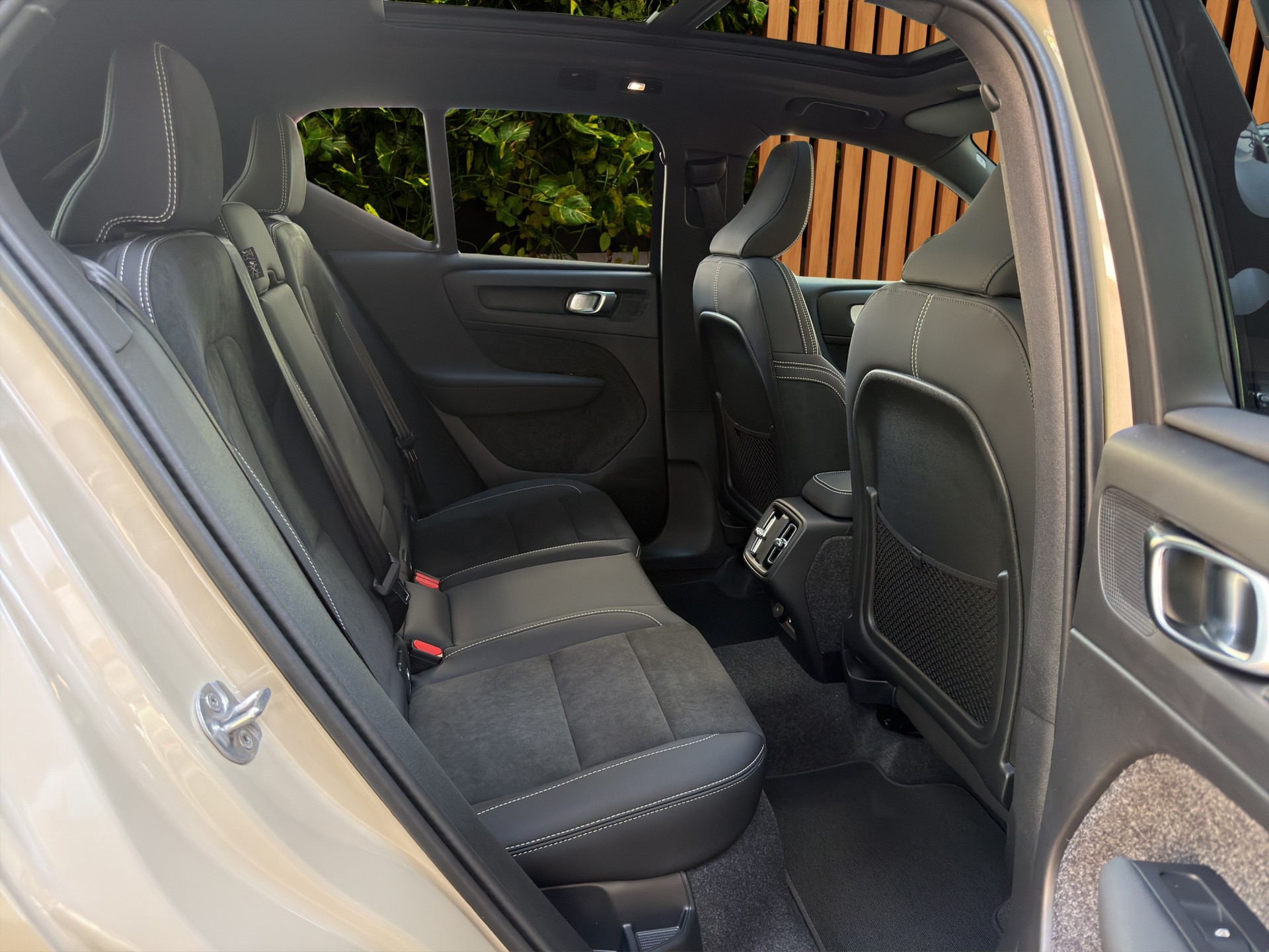 VOLVO XC40 2.0 B3 MH Plus Dark-image-16