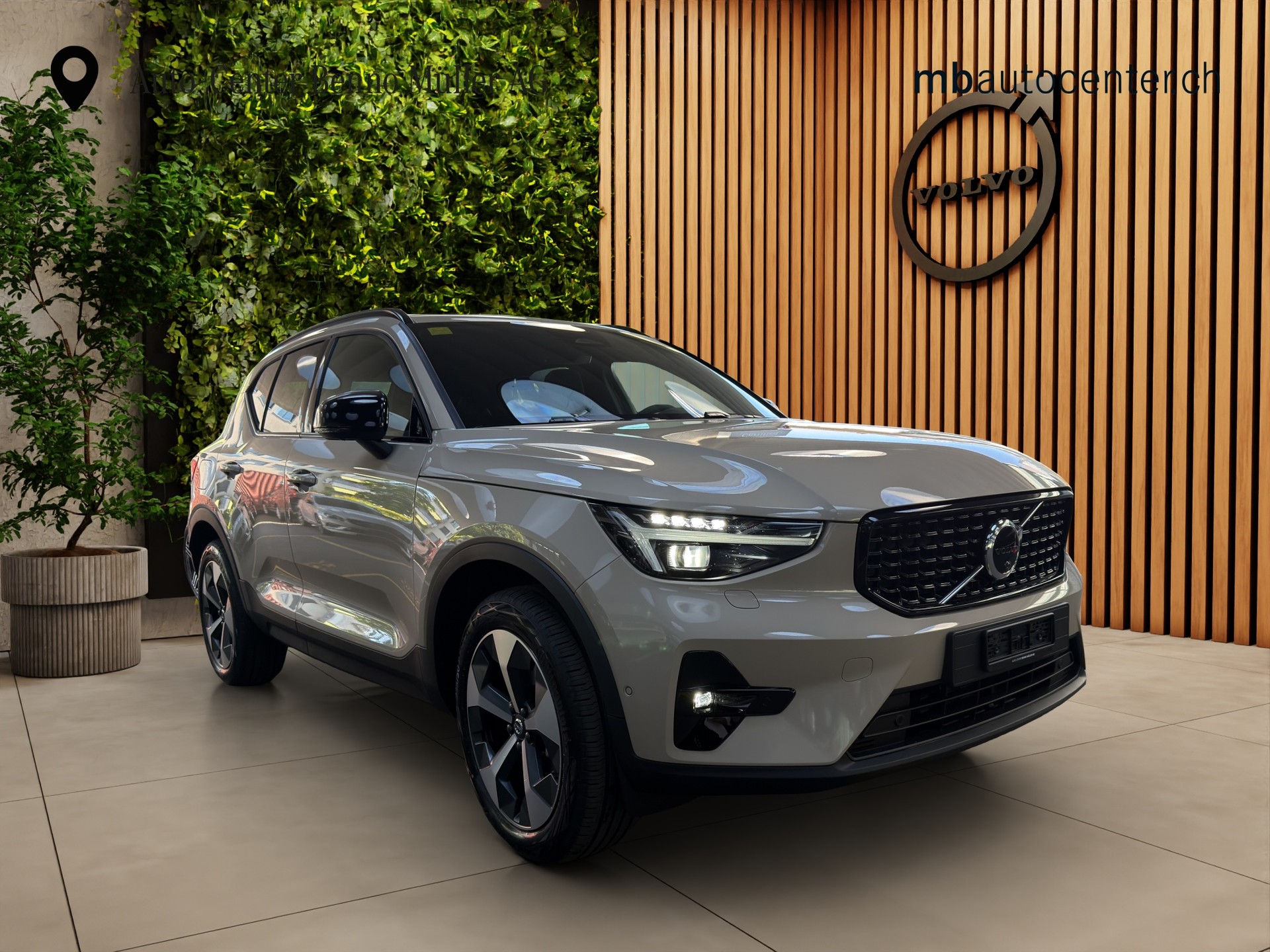 VOLVO XC40 2.0 B3 MH Plus Dark-image-6