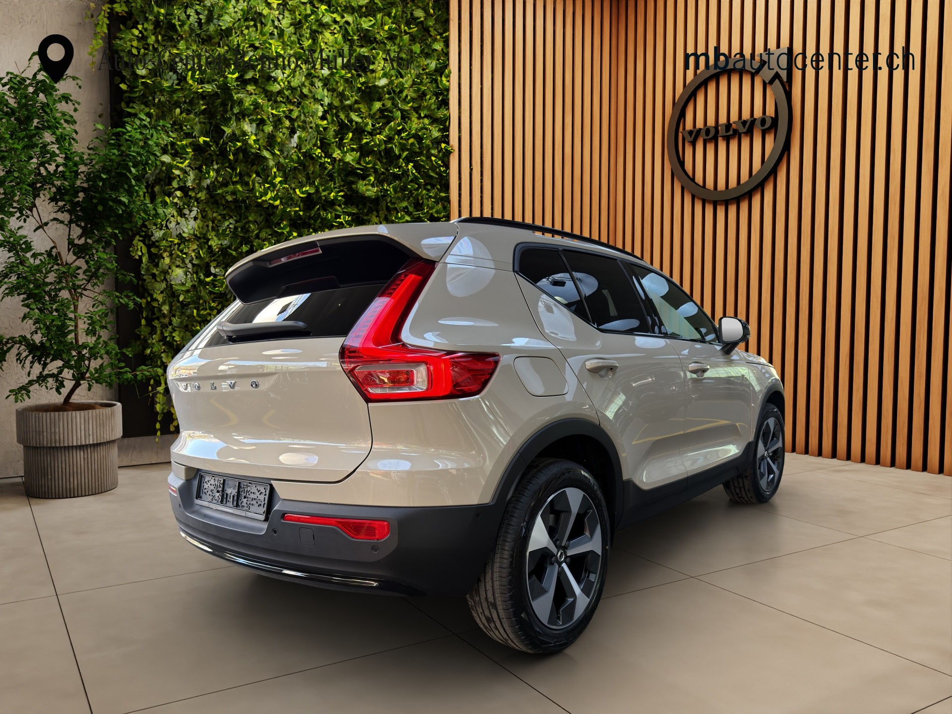VOLVO XC40 2.0 B3 MH Plus Dark-image-4
