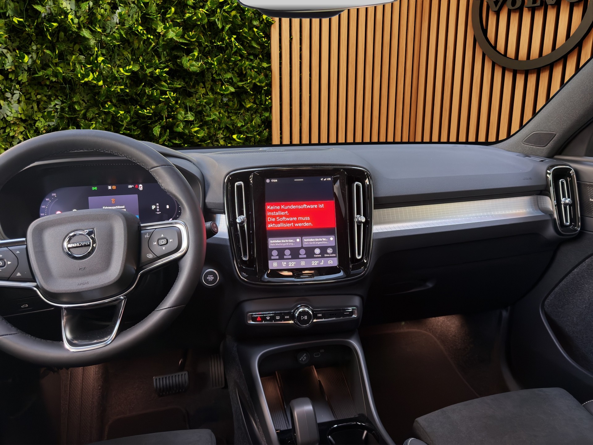 VOLVO XC40 2.0 B3 MH Plus Dark-image-13