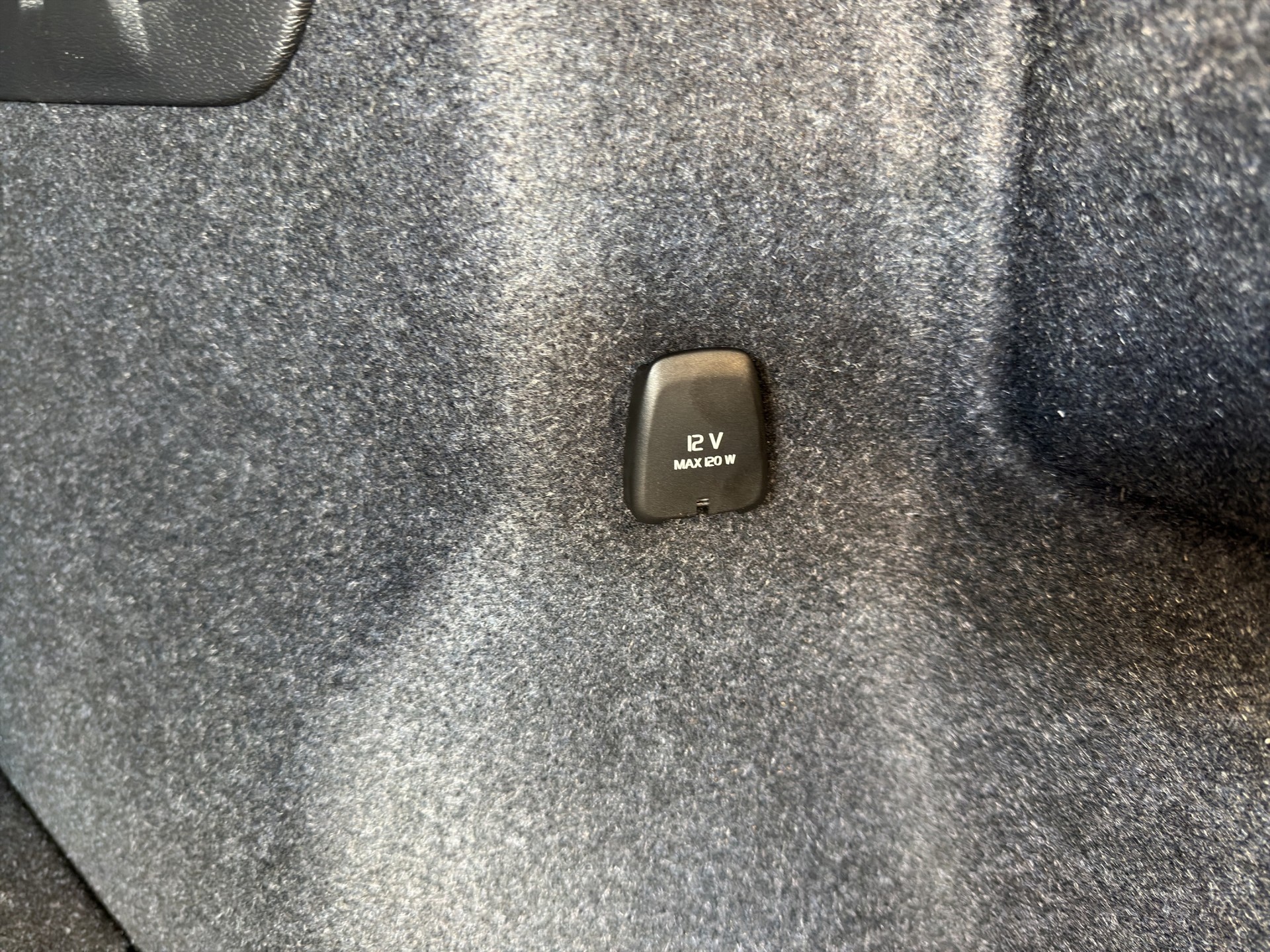 VOLVO XC40 2.0 B3 MH Plus Dark-image-18