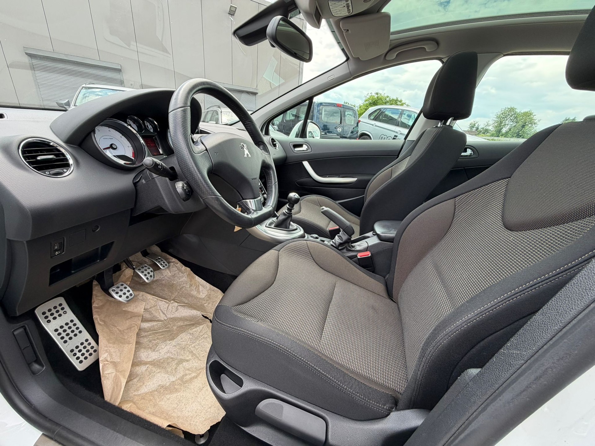 PEUGEOT 308 1.6 16V Turbo Allure-image-12