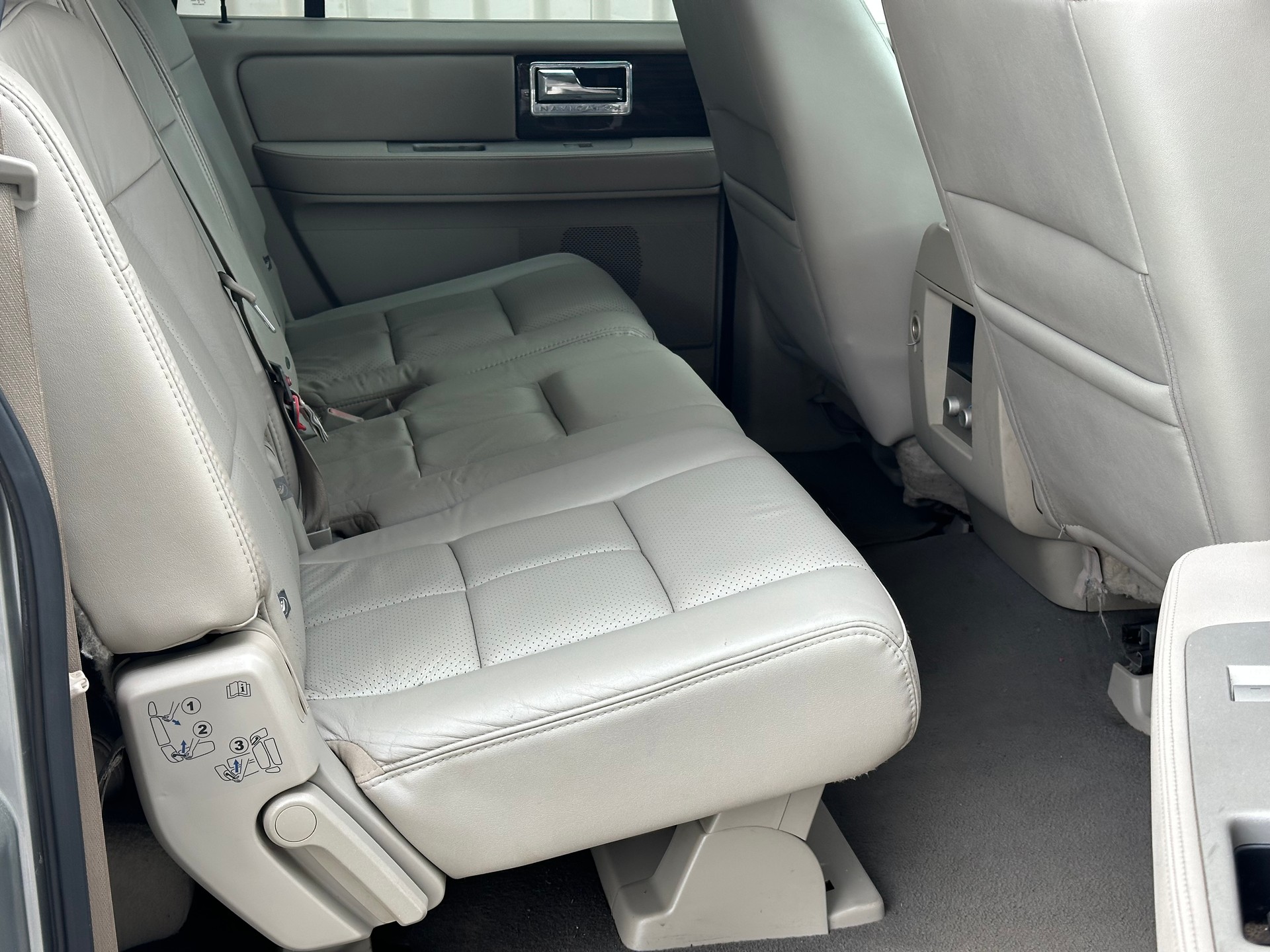 LINCOLN Navigator-image-8