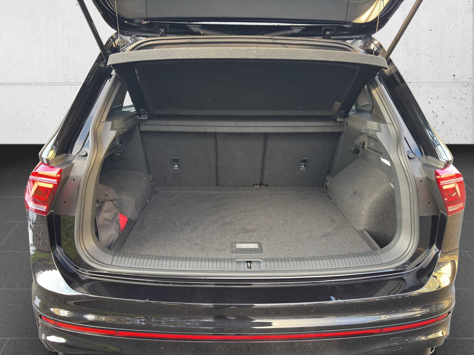 VW Tiguan "Black Style" 2.0TSI R 4Motion DSG mit AHK & Winterräder-image-7