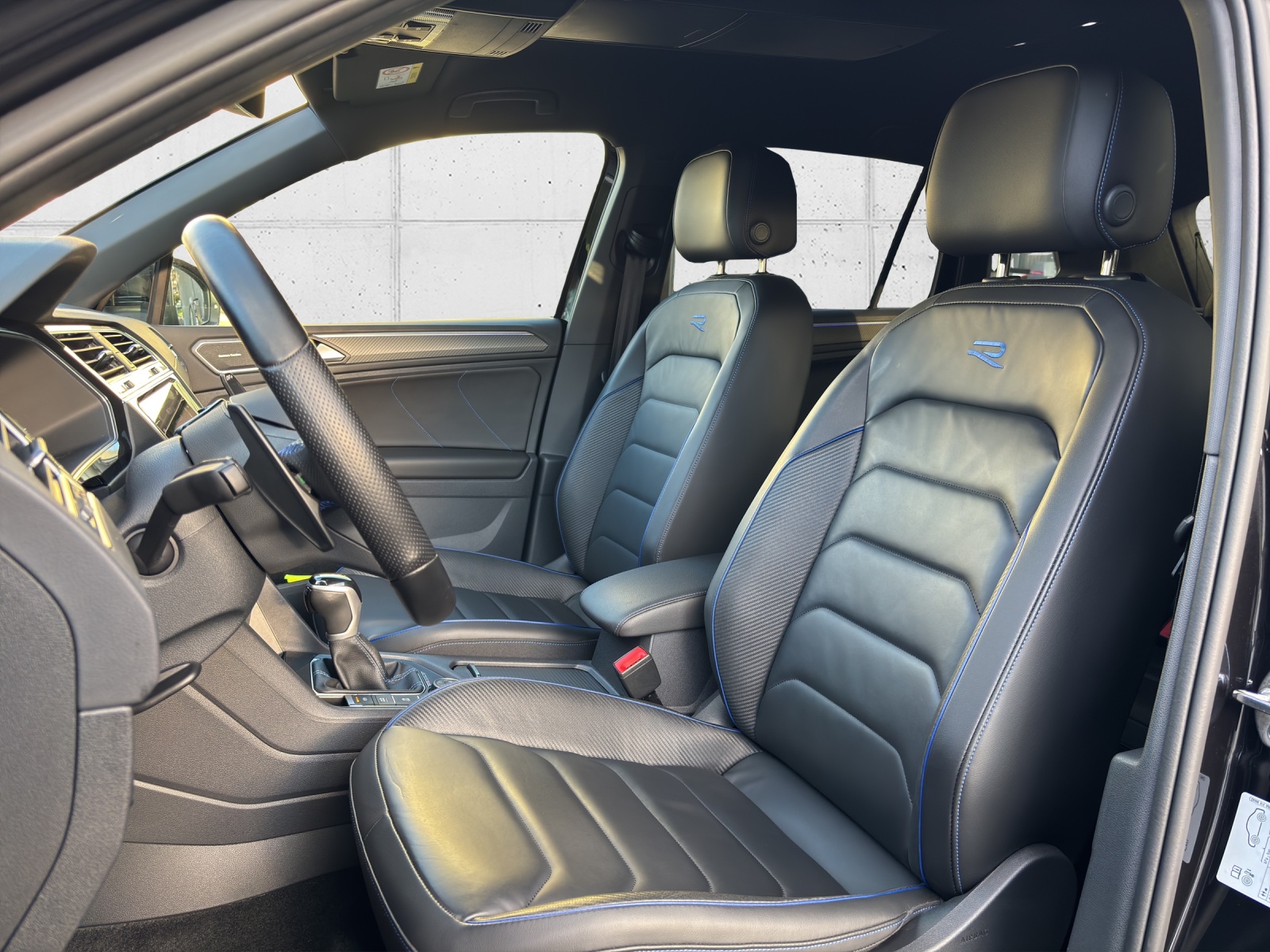 VW Tiguan "Black Style" 2.0TSI R 4Motion DSG mit AHK & Winterräder-image-24