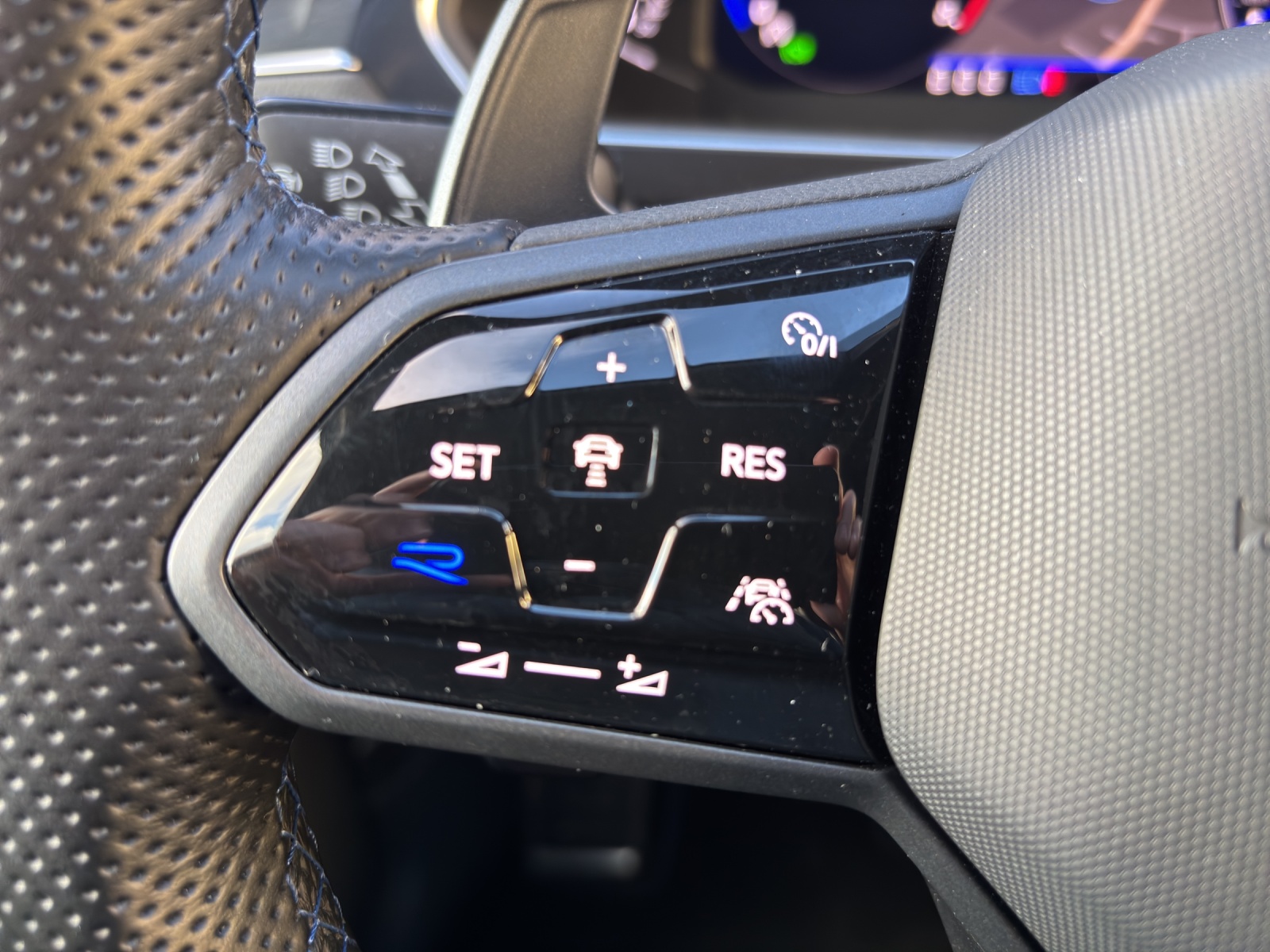 VW Tiguan "Black Style" 2.0TSI R 4Motion DSG mit AHK & Winterräder-image-12