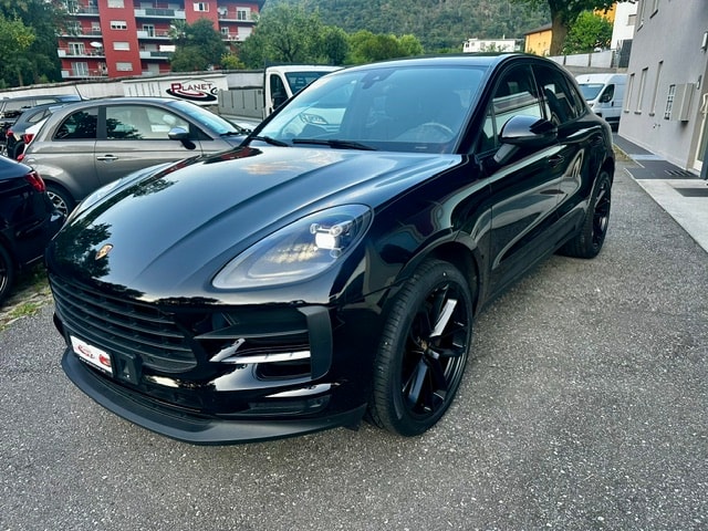 PORSCHE Macan PDK-showroom-element-1
