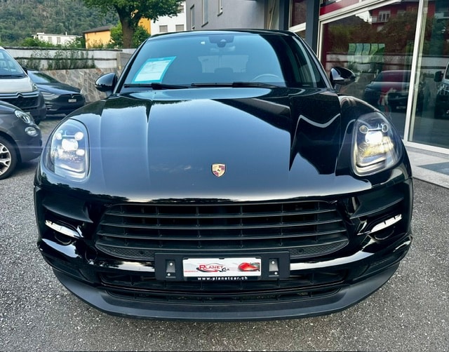 PORSCHE Macan PDK-showroom-element-3