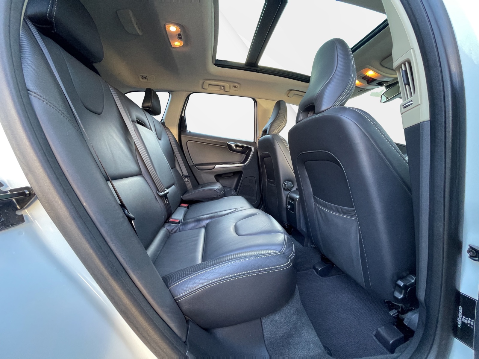 VOLVO XC60 2.4 D5 Kine. R-Design AWD S/S-image-16