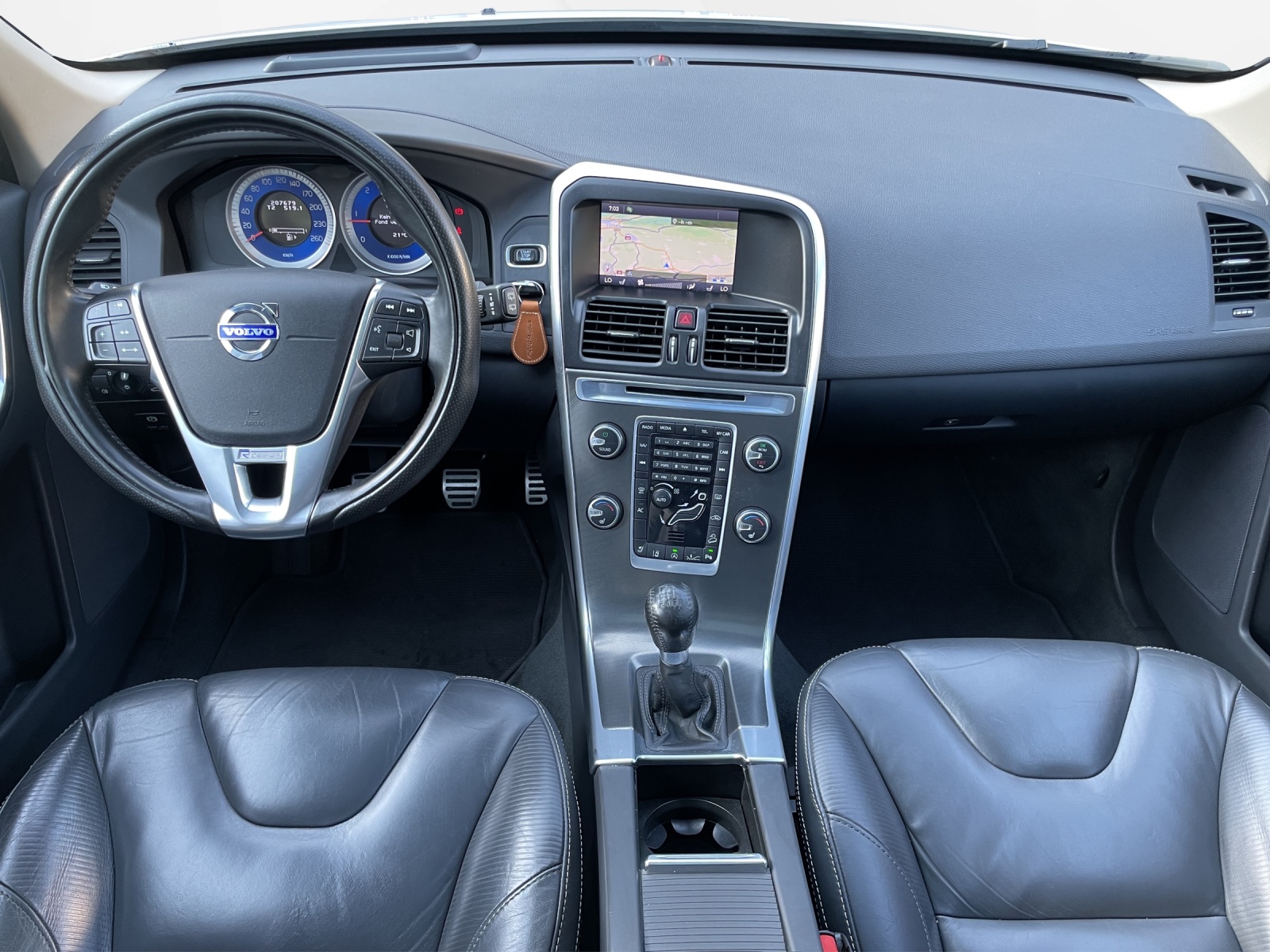 VOLVO XC60 2.4 D5 Kine. R-Design AWD S/S-image-10