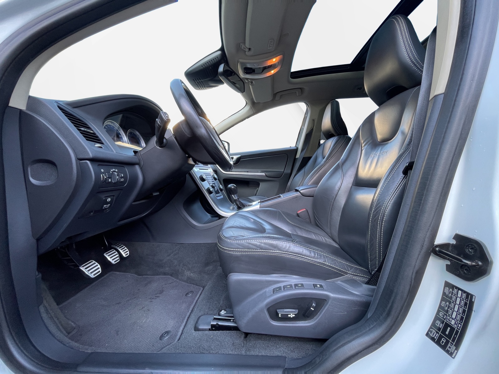 VOLVO XC60 2.4 D5 Kine. R-Design AWD S/S-image-9