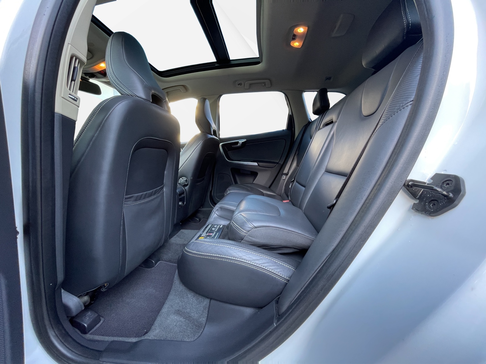 VOLVO XC60 2.4 D5 Kine. R-Design AWD S/S-image-13