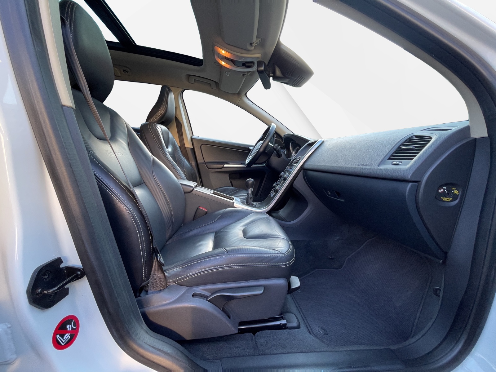 VOLVO XC60 2.4 D5 Kine. R-Design AWD S/S-image-15
