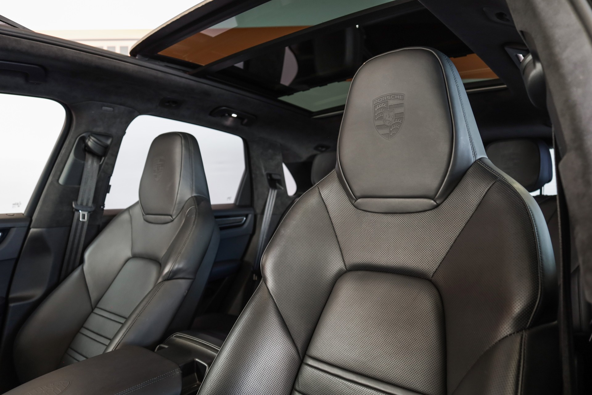 PORSCHE Cayenne Turbo-image-17