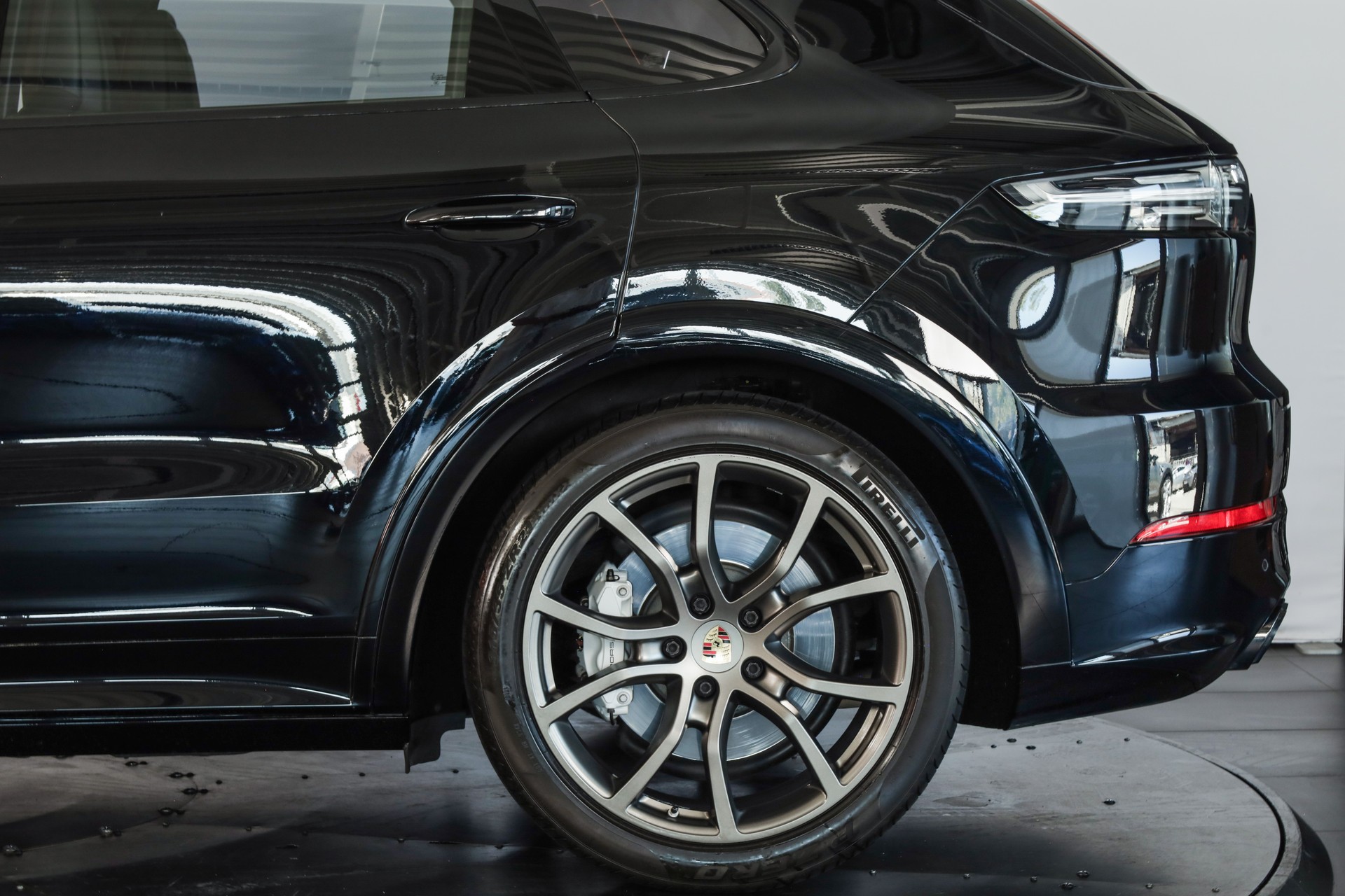 PORSCHE Cayenne Turbo-image-24