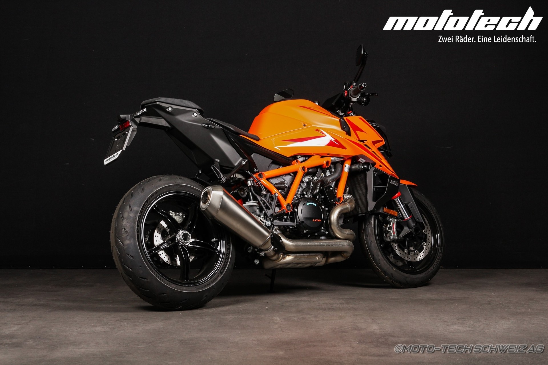 KTM 1390 Super Duke R-showroom-element-1