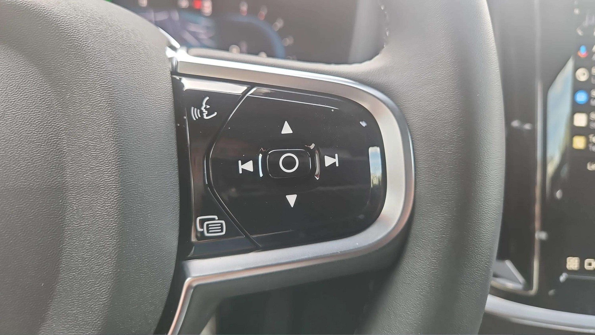 VOLVO V60 B4 Benzin Mild Hybrid Ultimate Dark DCT mit AHK & Panoramadach & 5J Werksgarantie-image-27